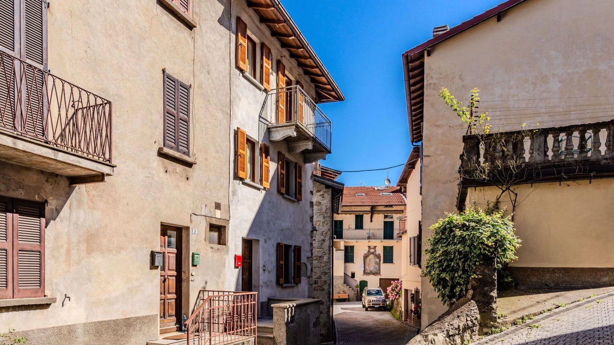 Claino Con Osteno House | Stunning private villa for 5 people with WIFI, balcony and pets allowed