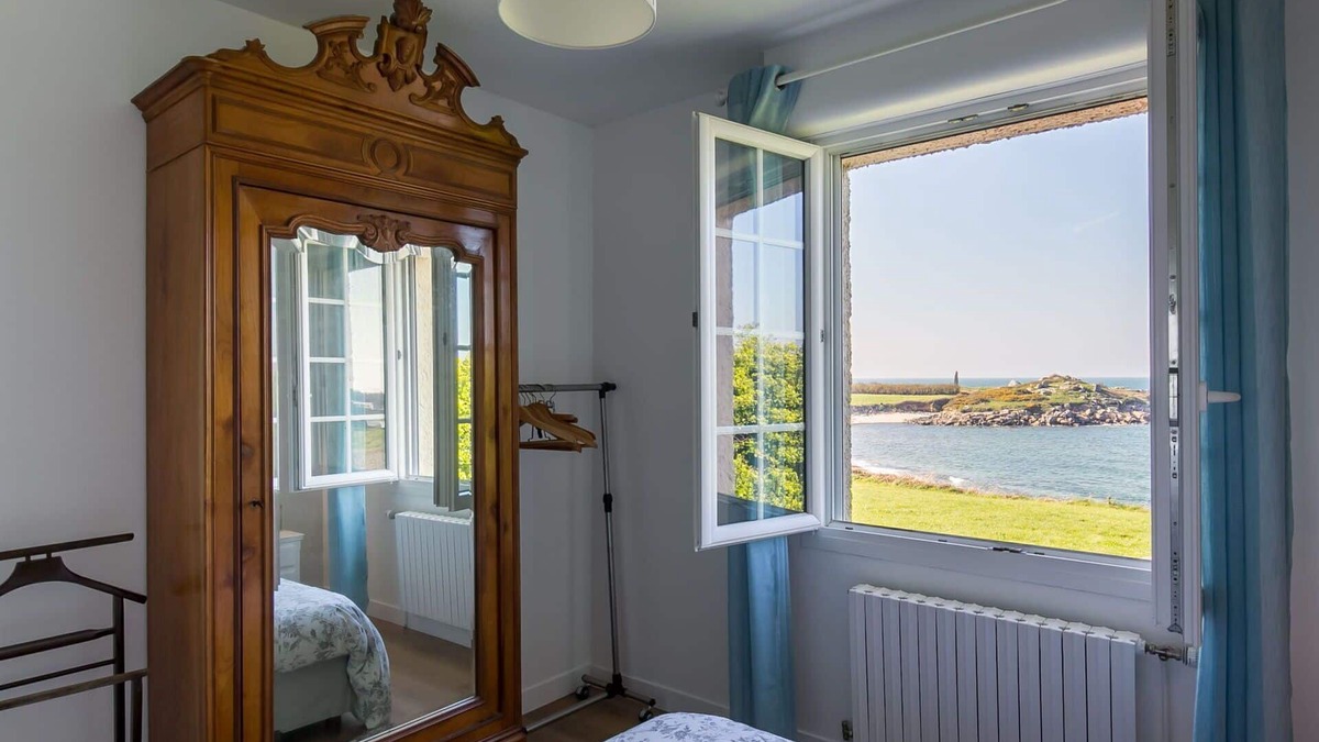 Berven House | Stunning private villa for 4 people with WIFI, TV, terrace, pets allowed and parking