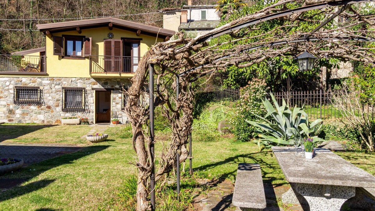 Trezzone House | Stunning private villa for 4 guests with WIFI, TV and patio