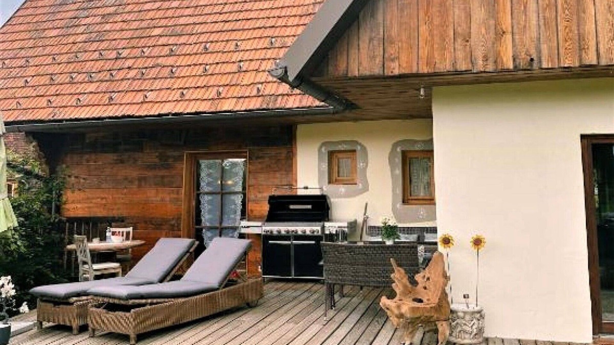 Brodingberg House | Stunning private villa for 6 guests with WIFI, A/C, hot tub, TV, patio, pets allowed and parking