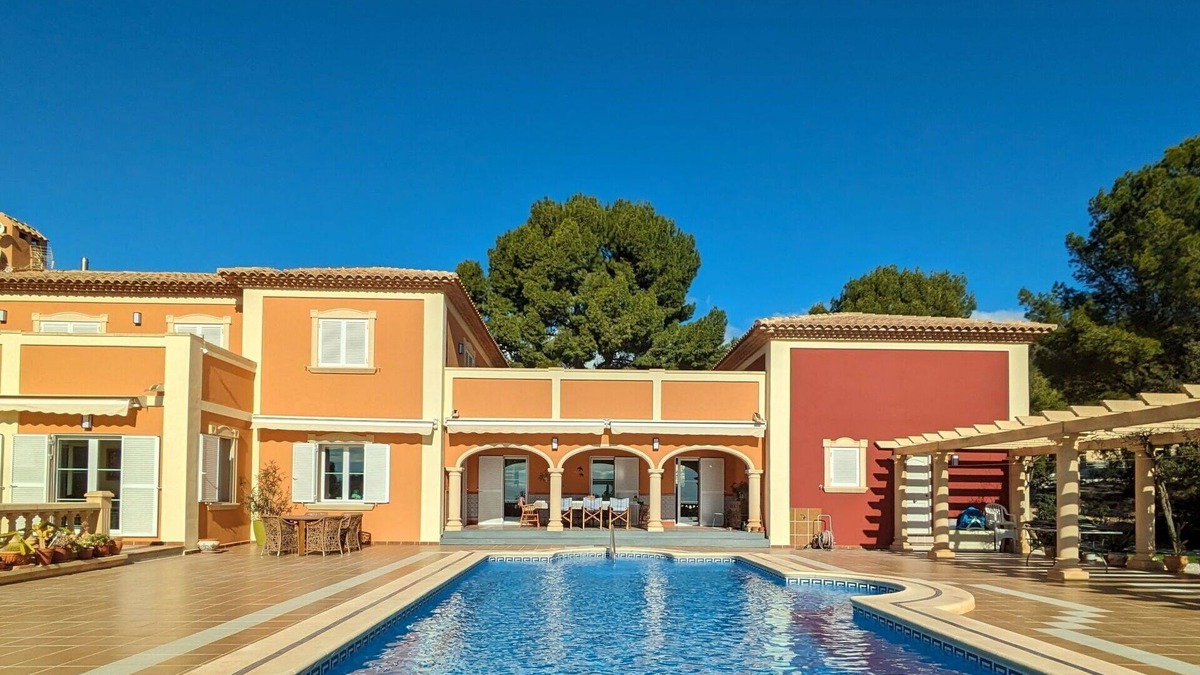 Finestrat Villa | Stunning private villa with A/C, private pool, WIFI, TV, patio, pets allowed and parking