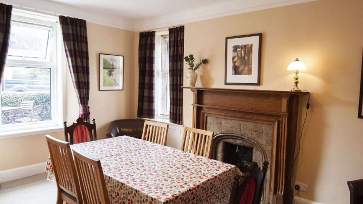 Drumnadrochit House | Stunning private villa for 6 people with WIFI, TV, patio and parking