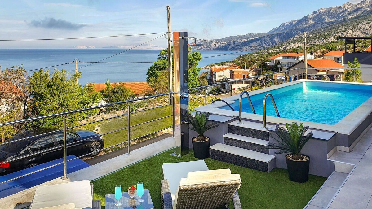 Prizna House | Stunning private villa for 8 guests with private pool, WIFI, A/C, TV, terrace and parking