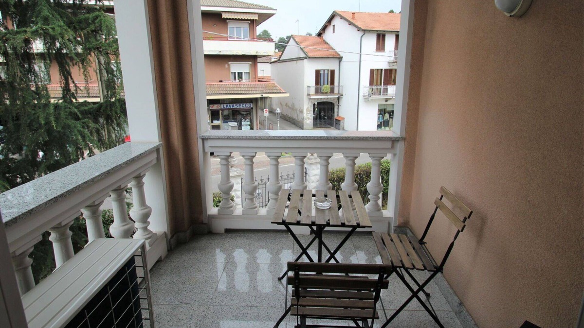 Castronno Villa | Stunning private villa for 10 guests with WIFI, A/C, TV, terrace and parking