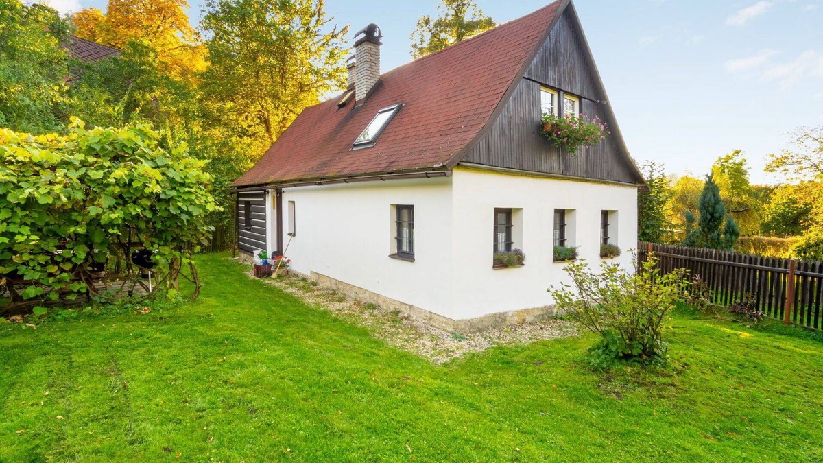 Prysk Villa | Stunning private villa for 5 guests with WIFI, TV, patio and pets allowed