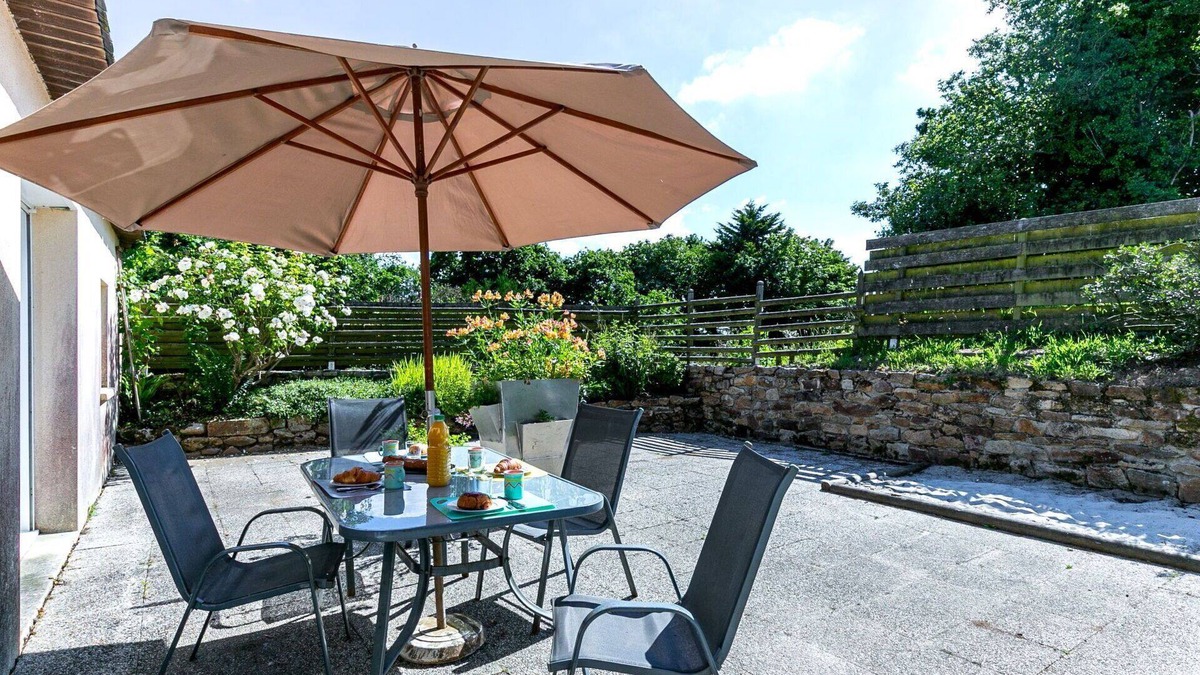 Coat-Meal House | Stunning private villa for 4 guests with WIFI, pool, pets allowed and parking