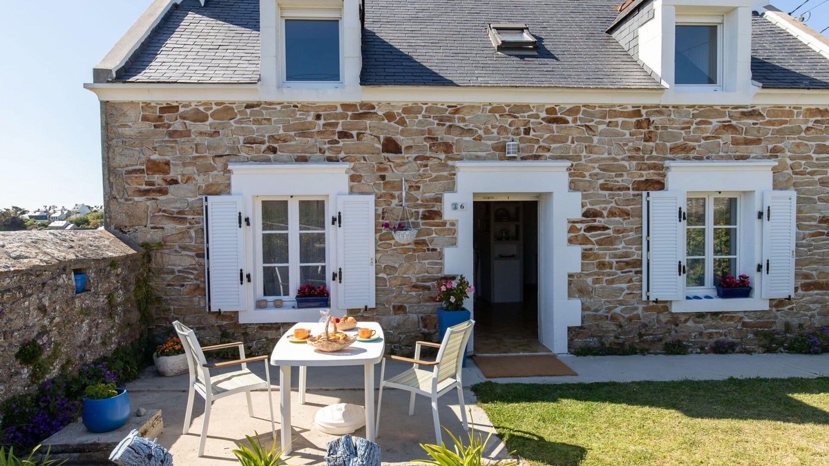 Plogoff House | Stunning private villa for 5 guests with TV, terrace, pets allowed and panoramic view