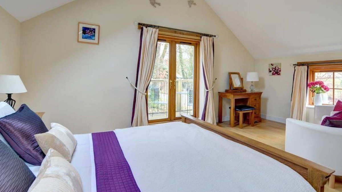 Pumpsaint House | Stunning private villa for 2 guests with WIFI, TV, patio, pets allowed, panoramic view and parking