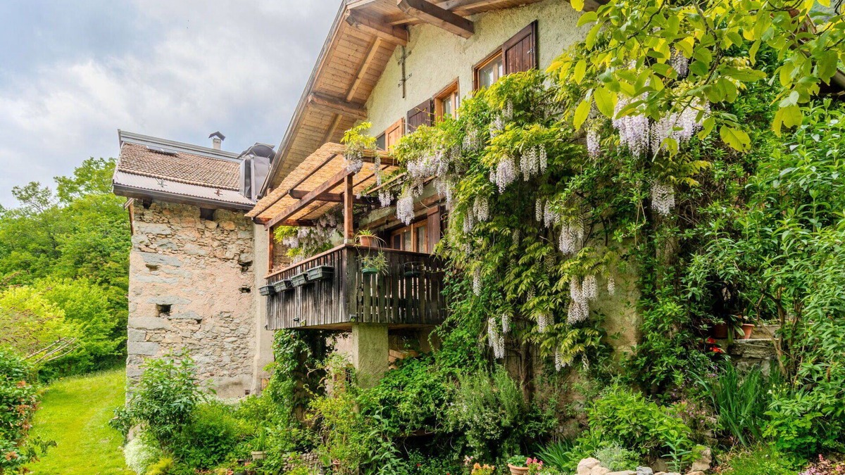 Preore House | Stunning private villa for 6 guests with TV, patio, pets allowed, panoramic view and parking