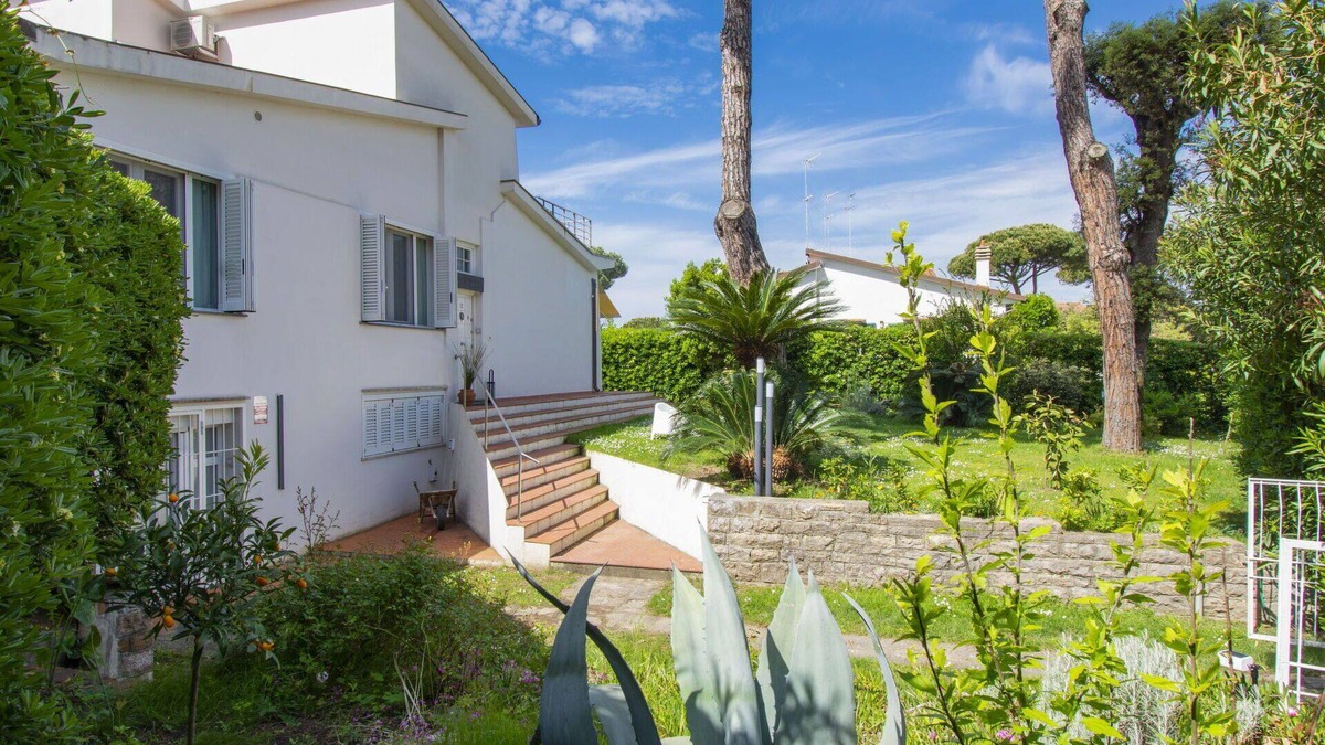 Tirrenia Villa | Stunning private villa for 6 people with A/C, hot tub, WIFI, TV, terrace and pets allowed