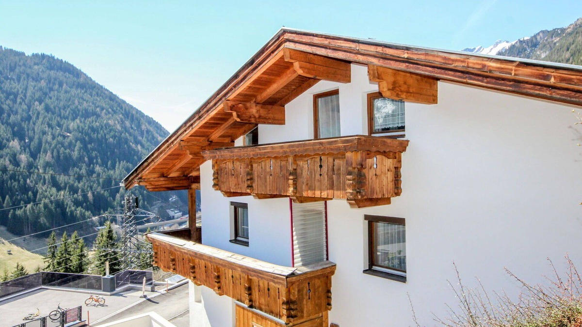 Flirsch House | Stunning private villa for 10 guests with WIFI, TV, patio and pets allowed