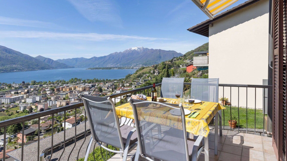 Gordola House | Stunning private villa for 4 guests with WIFI, TV, balcony, pets allowed, panoramic view and par.