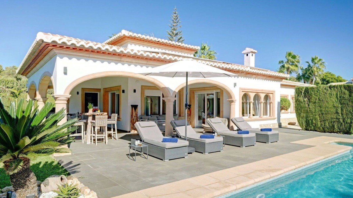 Costa Nova Villa | Stunning private villa for 6 guests with A/C, WIFI, private pool, TV and patio