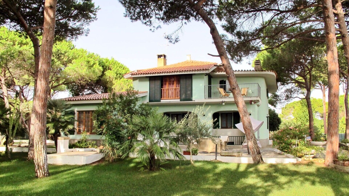 Platamona House | Stunning private villa for 10 guests with A/C, TV, terrace, pets allowed and parking