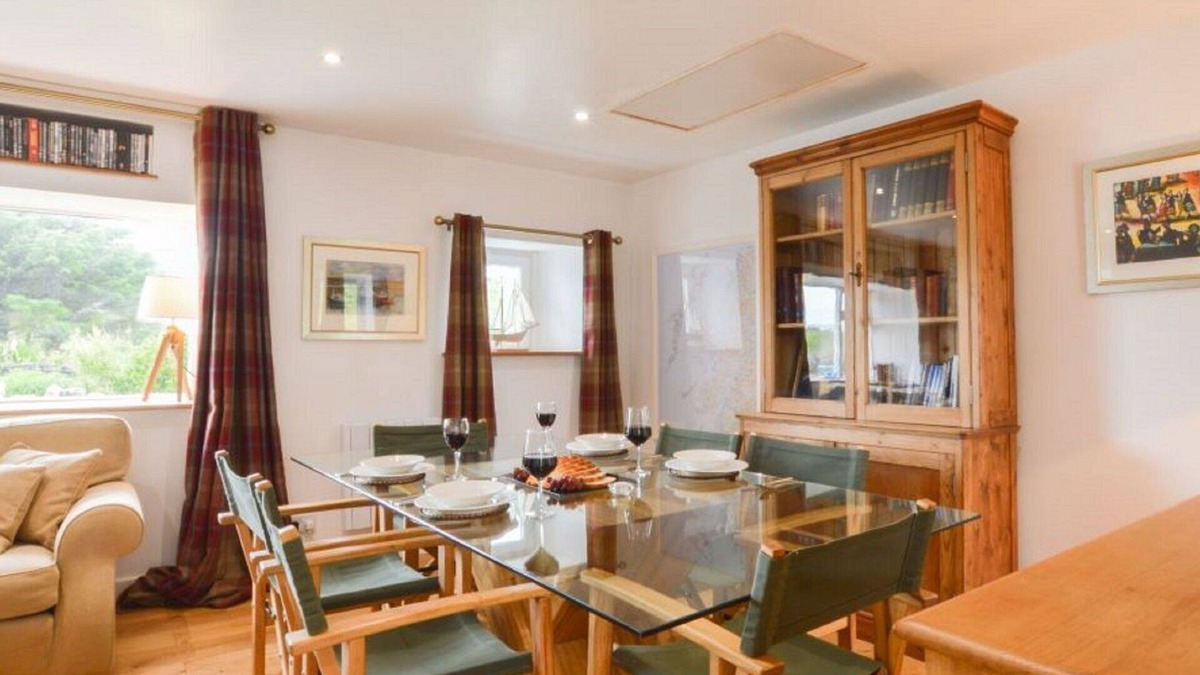 Slate Islands House | Stunning private villa for 4 people with WIFI, TV and pets allowed