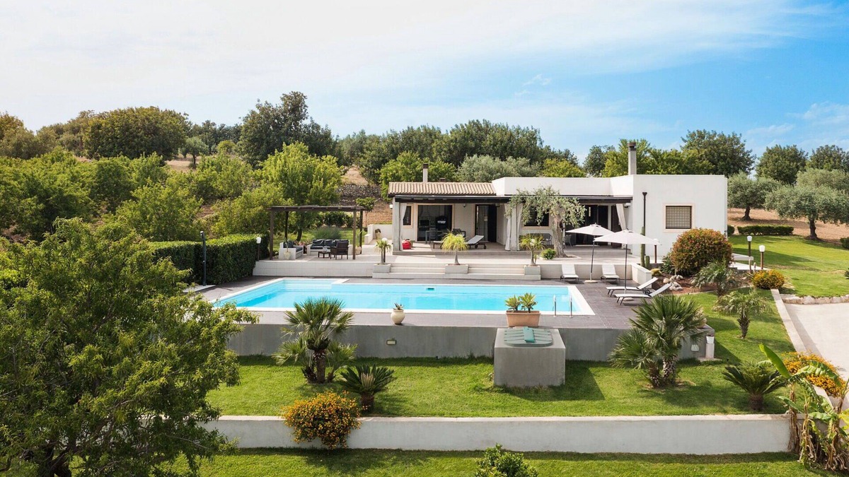 Casale Modica Villa | Stunning private villa for 4 guests with WIFI, private pool, A/C, TV, terrace and panoramic view
