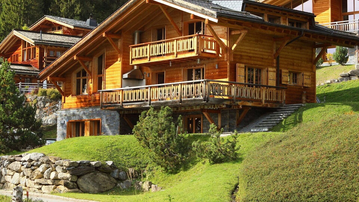 Ollon House | Stunning private villa for 8 guests with hot tub, WIFI, TV, terrace, pets allowed and parking