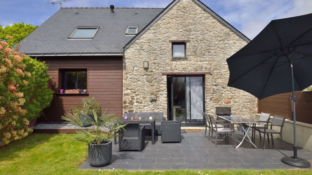 Besne House | Stunning private villa for 5 guests with WIFI, TV, patio, pets allowed and parking