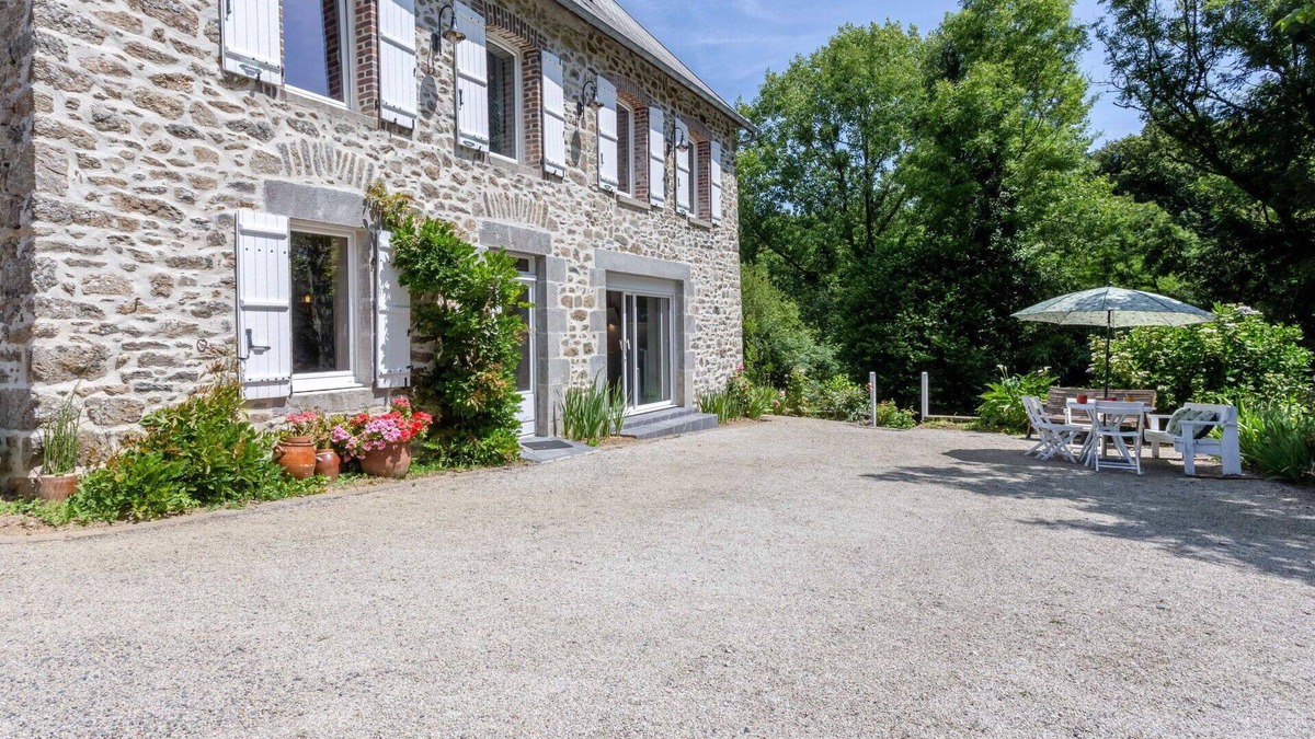 Coutances House | Stunning private villa for 6 people with WIFI, TV, terrace and parking