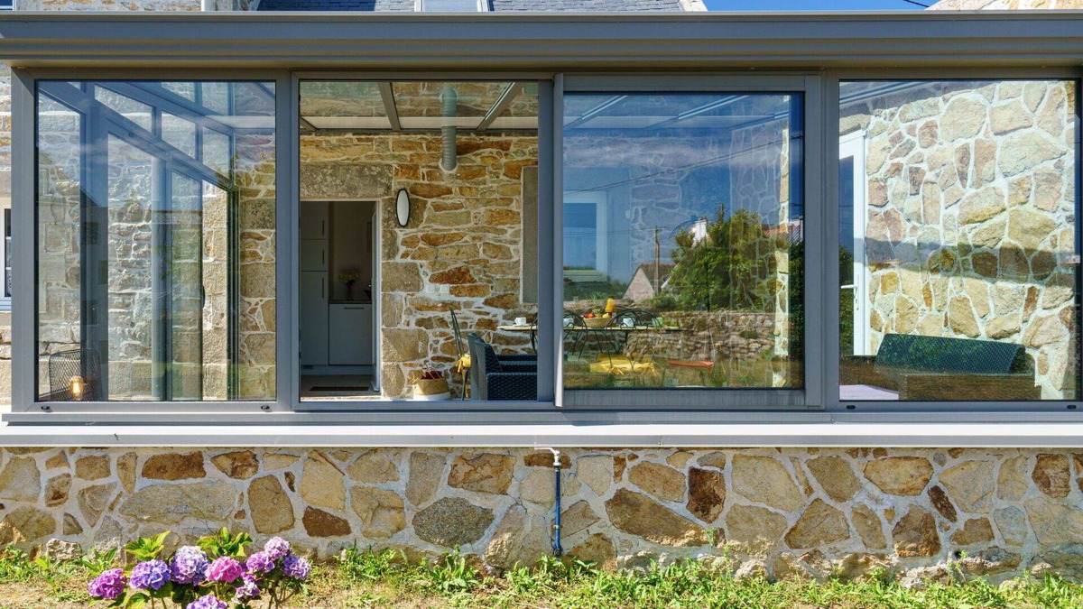 Plogoff House | Stunning private villa for 6 guests with TV, terrace and pets allowed