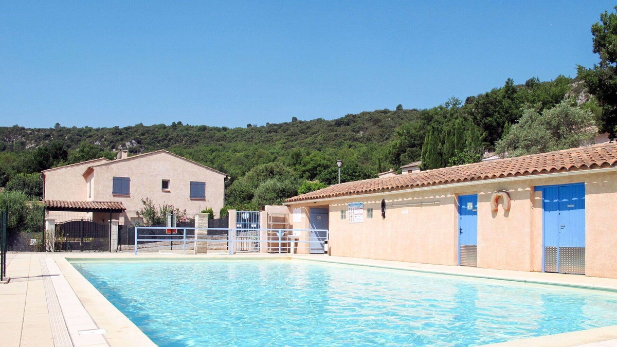 Quinson House | Stunning private villa for 4 people with pool, TV and terrace