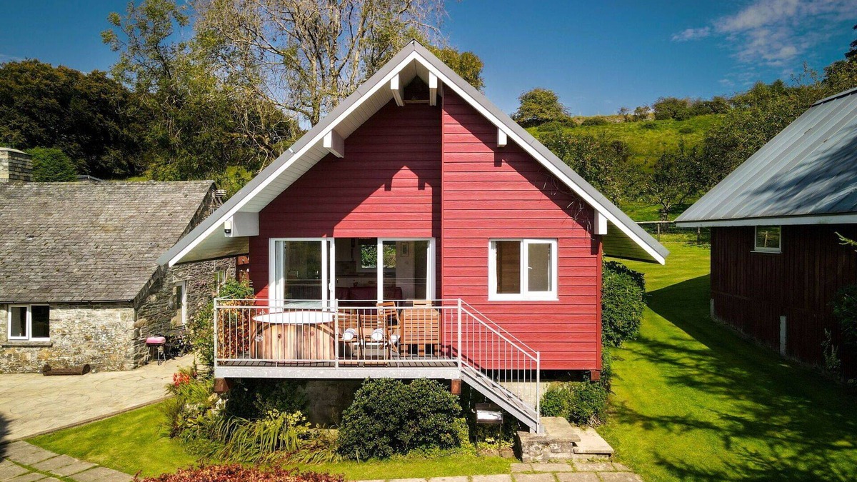 Fivelanes House | Stunning private villa for 4 people with hot tub, WIFI, TV, patio and parking