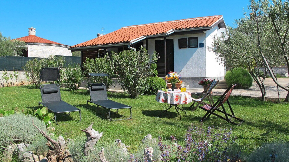 Mali Vareski House | Stunning private villa for 4 guests with WIFI, A/C, TV, terrace, pets allowed and parking