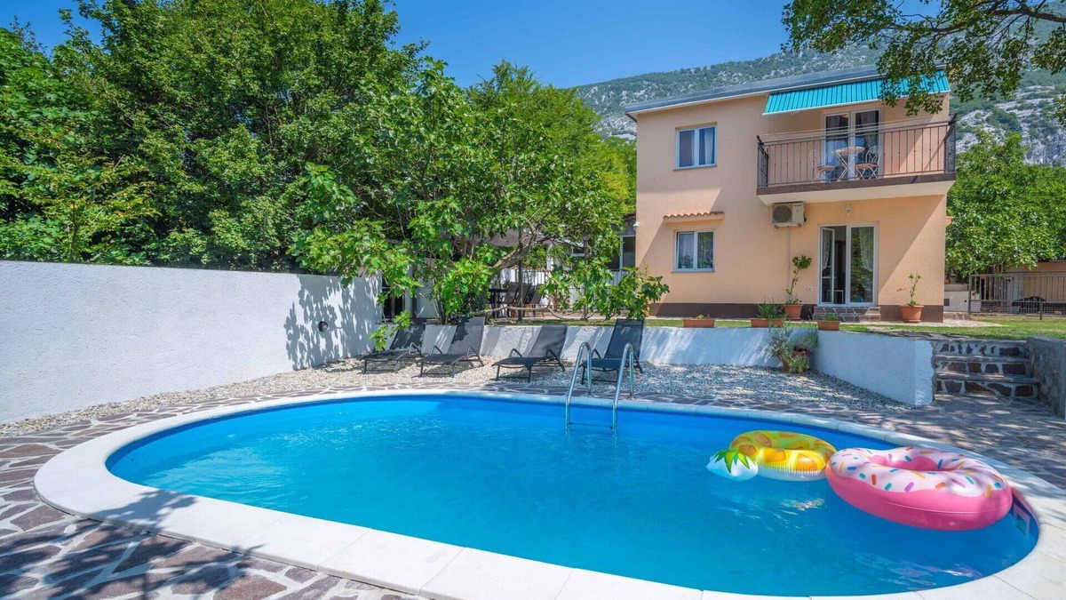 Drivenik House | Stunning private villa with WIFI, private pool, A/C, TV, terrace, pets allowed and parking