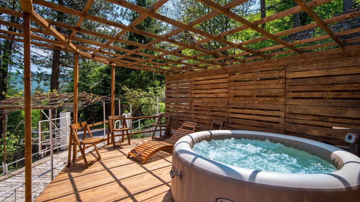 Lic House | Stunning private villa for 6 guests with hot tub, WIFI, TV, terrace and pets allowed