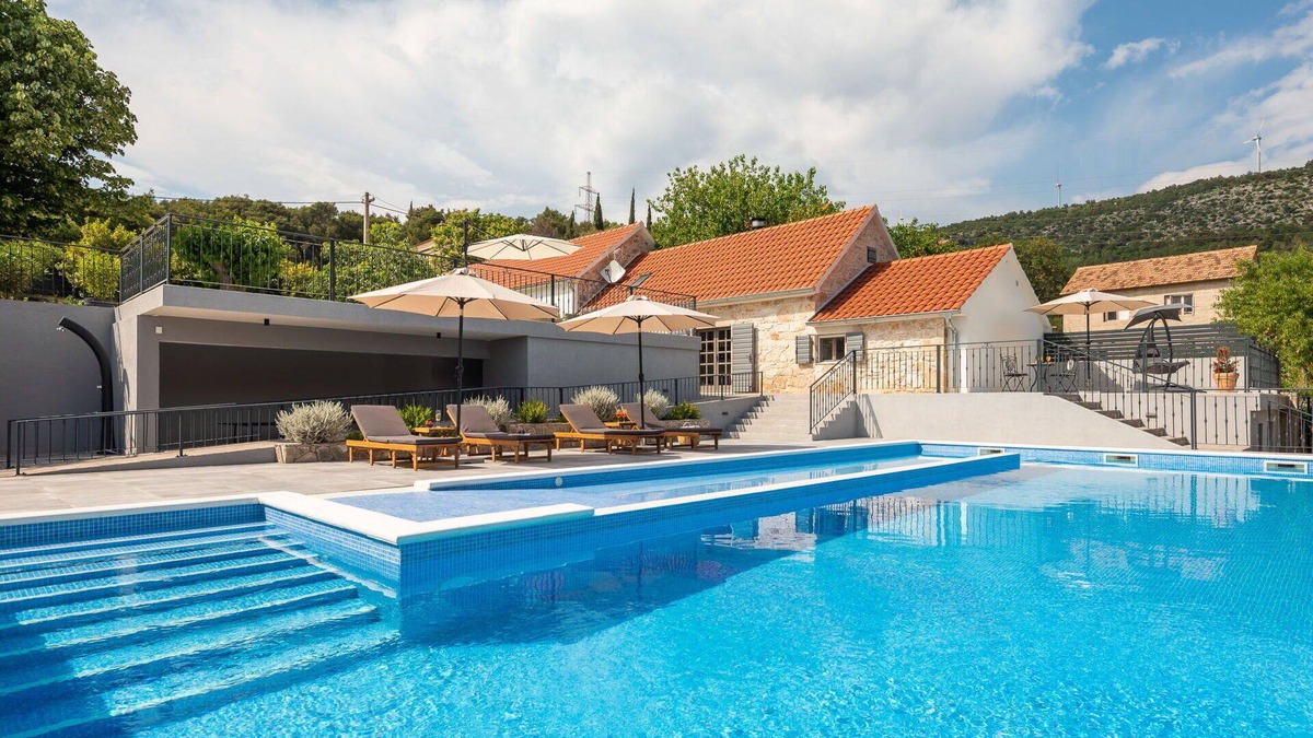 Sibenik House | Stunning private villa with private pool, A/C, WIFI, TV, terrace, pets allowed and panoramic view