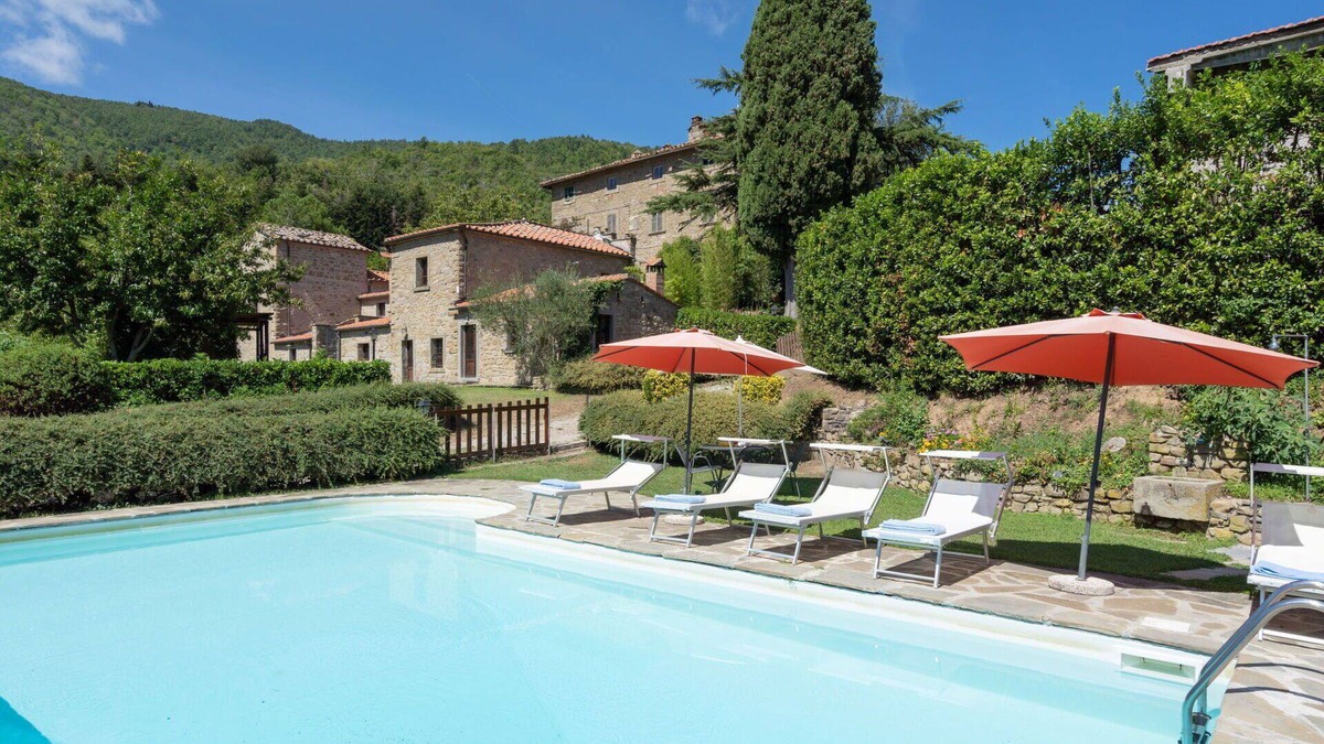 Pieve di Chio House | Stunning private villa for 12 people with private pool, WIFI, TV, terrace, pets allowed and park.