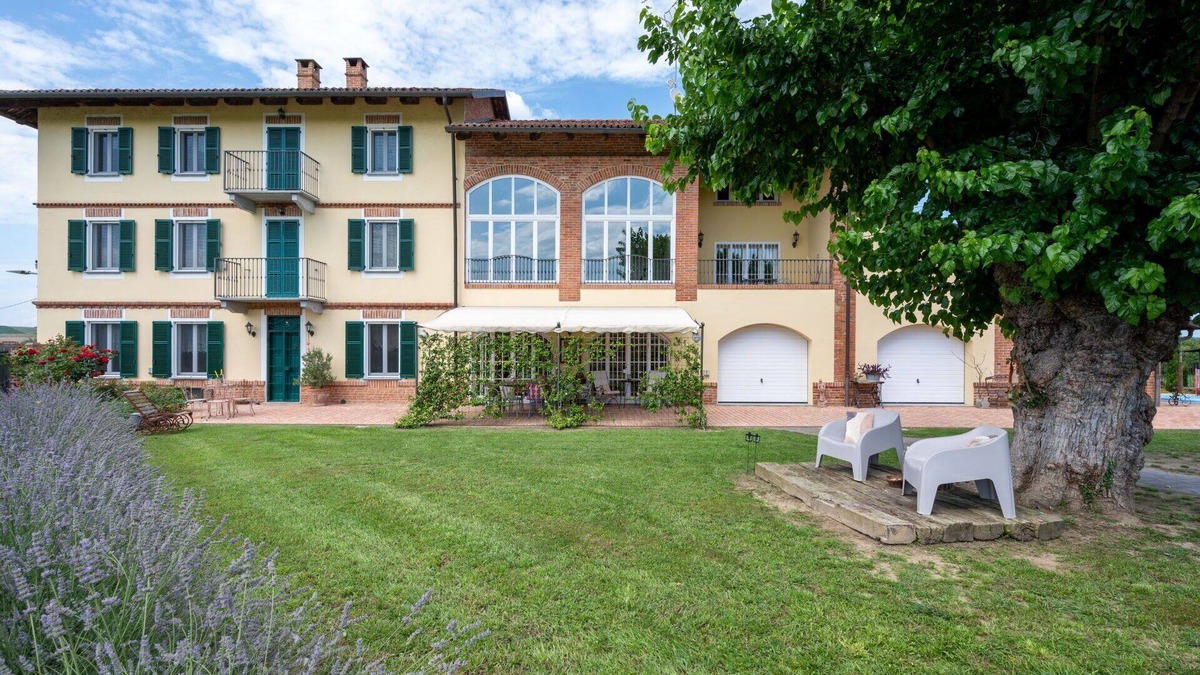Castell'Alfero House | Stunning private villa with WIFI, hot tub, TV, patio, pets allowed, panoramic view and parking