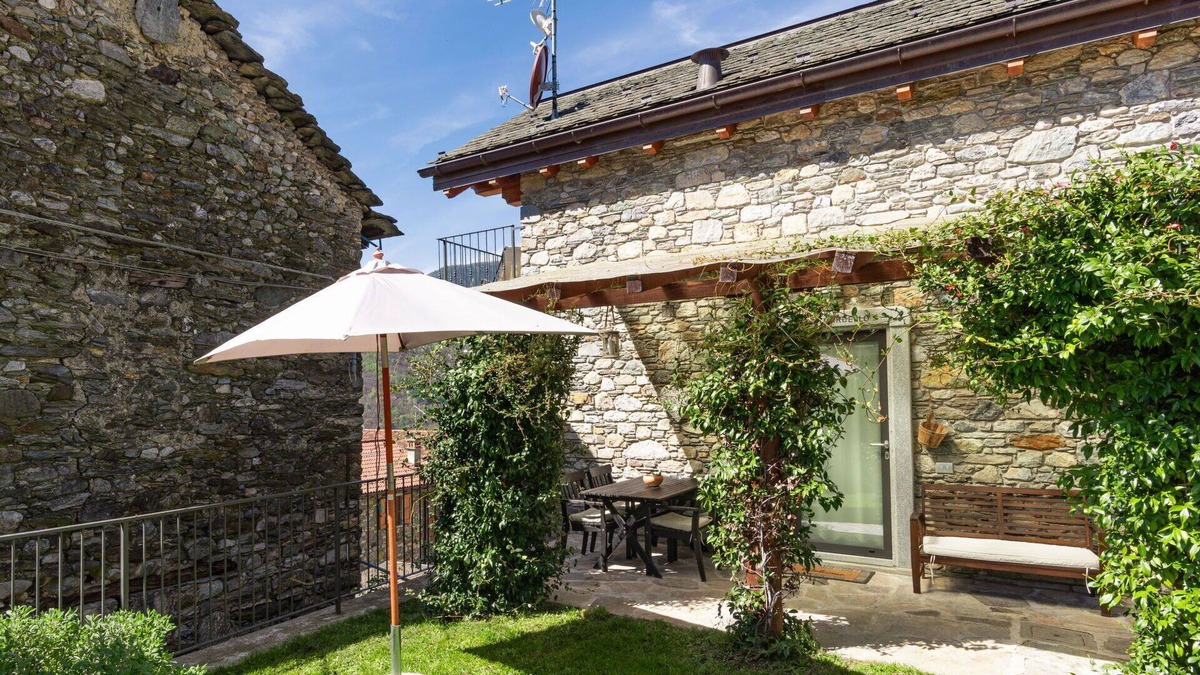 Peglio House | Stunning private villa for 4 people with WIFI, TV, terrace and pets allowed