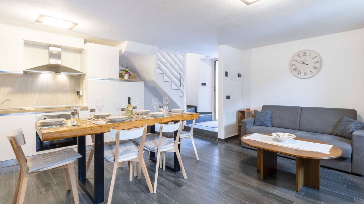Piuro House | Stunning private villa for 6 guests with WIFI, TV, patio, pets allowed and parking