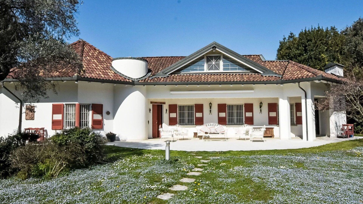 Rovato Villa | Stunning private villa with private pool, A/C, WIFI, hot tub, TV, patio, pets allowed and parking