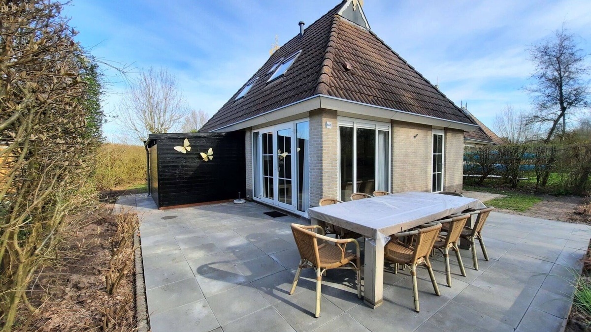 Eernewoude House | Stunning private villa for 8 guests with WIFI, TV, terrace and parking