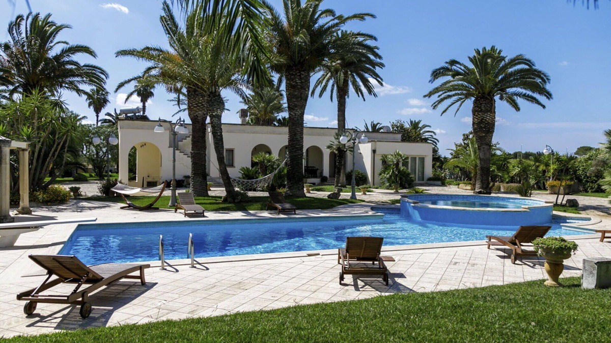 Nardo Villa | Stunning private villa with hot tub, private pool, A/C, WIFI, TV, patio, pets allowed and parking