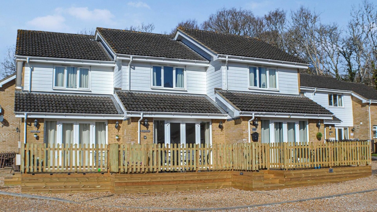 Ryde Cottage | Stunning property and location with fabulous views overlooking Wootton Creek.