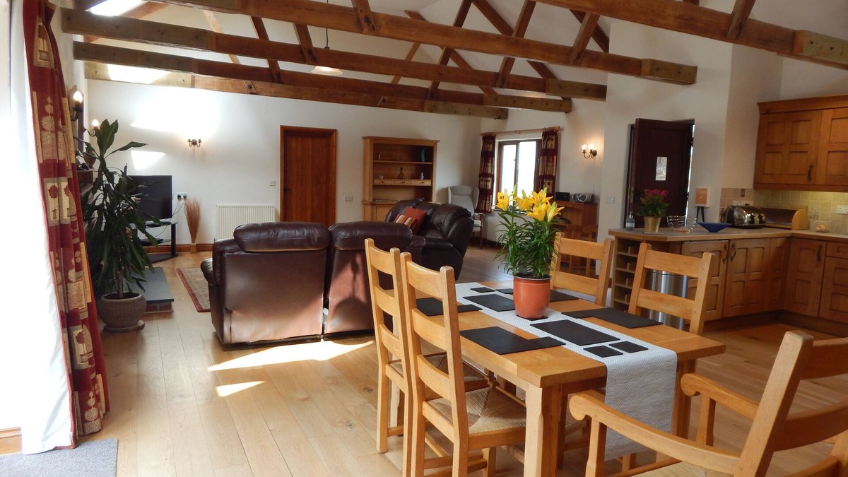 Golant House | Stunning quality barn conversion, heated swimming pool, hot tub