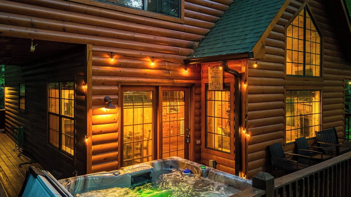 Chalet Village Cabin | Stunning & Relaxing Getaway: 5-Star Location - Hot Tub - Game Room - Sleeps 8!