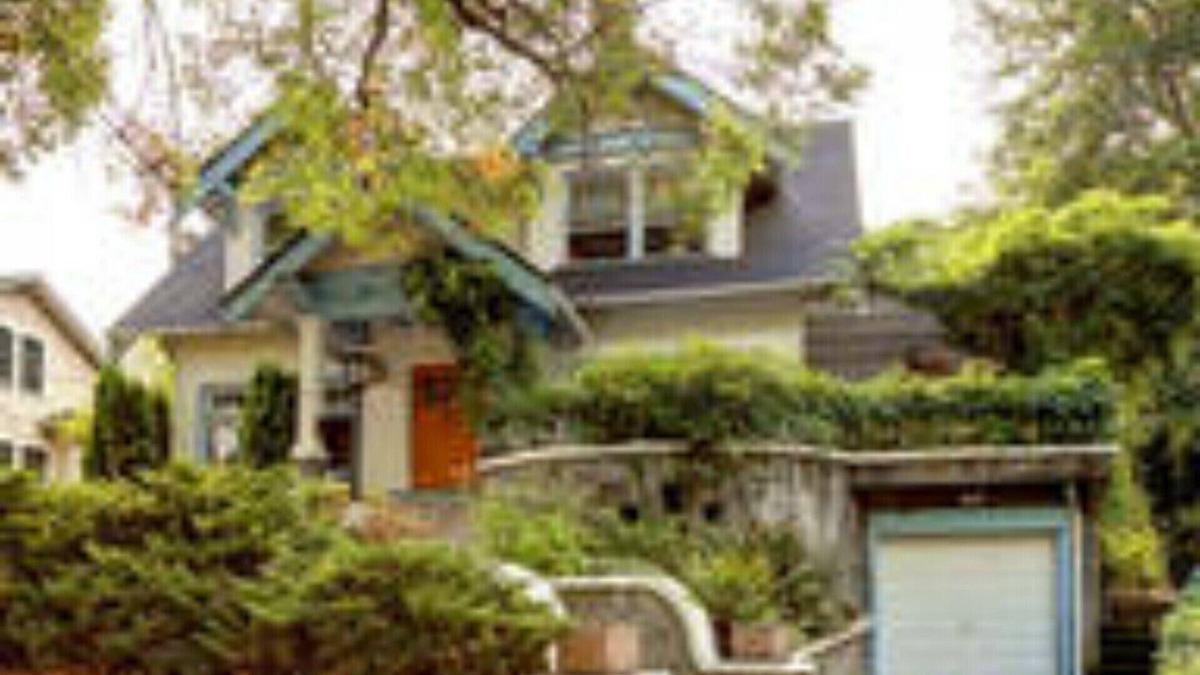 Laurelhurst House | Stunning Remodeled 1910 Craftsman in Laurelhurst - A Rare Find!