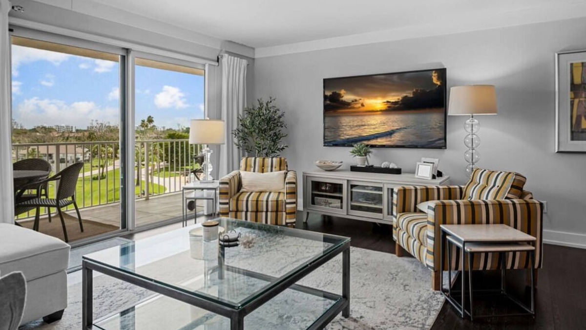 Longboat Key Condo | Stunning, resort like, Longboat Key, 2-bedroom condo on Gulf beach, near stores!