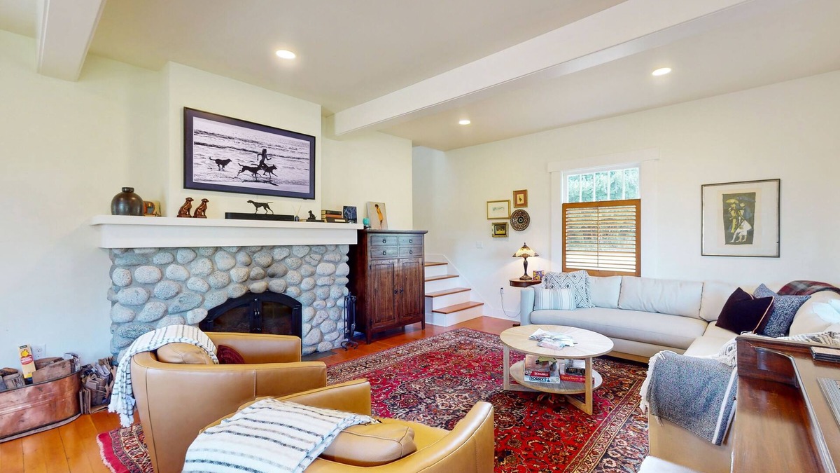 Vashon Island House | Stunning restored farmhouse with firepit, deck and loungers & gas grill