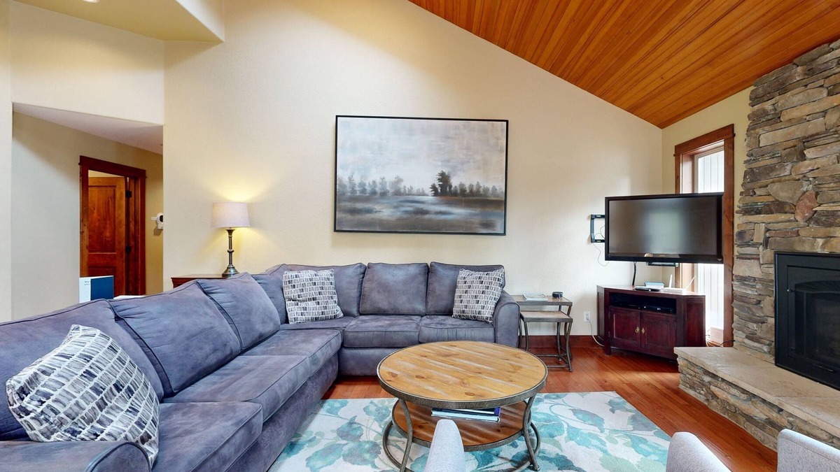 Deer Park House | Stunning Retreat with Huge Hot Tub & Deck | 10 SHARC Passes, 2 Master Suites