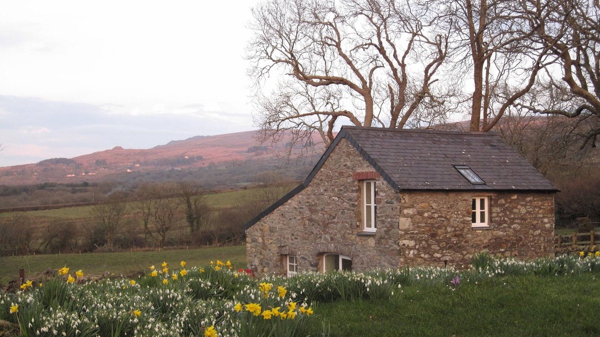 Dinas Cross Cottage | Stunning sea and mountain views near Cwm yr Eglws. Perfect for a winter break