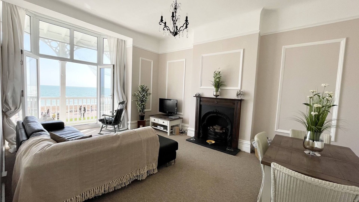 Hythe Apartment | Stunning Sea Front Apartment