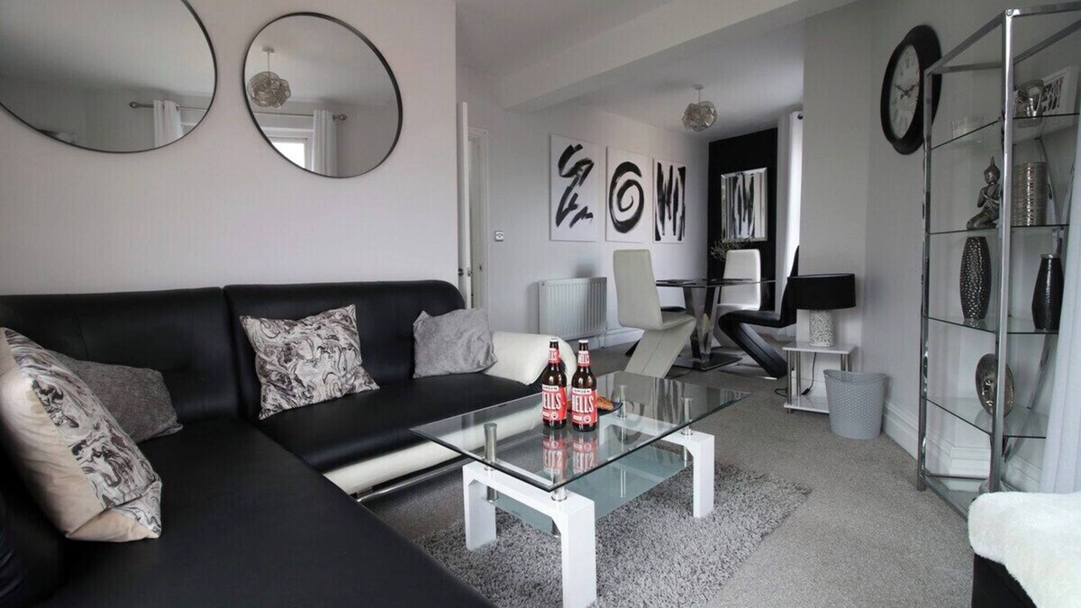 Barry Apartment | Stunning sea views - Barry's Retreat by Tŷ SA