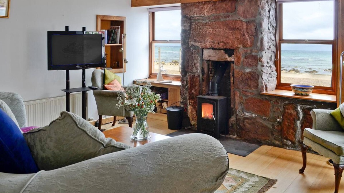 Fraserburgh Cottage | Stunning Sea Views . Pets welcome. Woodburner