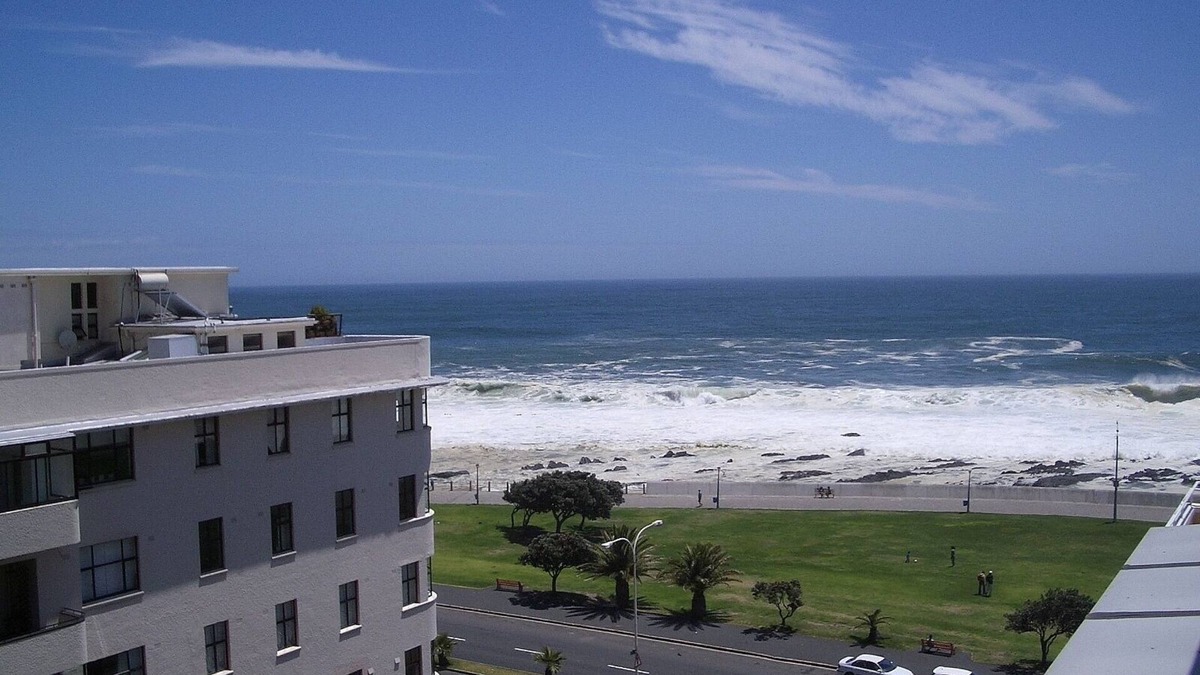 Sea Point Apartment | Stunning Sea views of the Atlantic ocean and Mountains , Close to beach ,