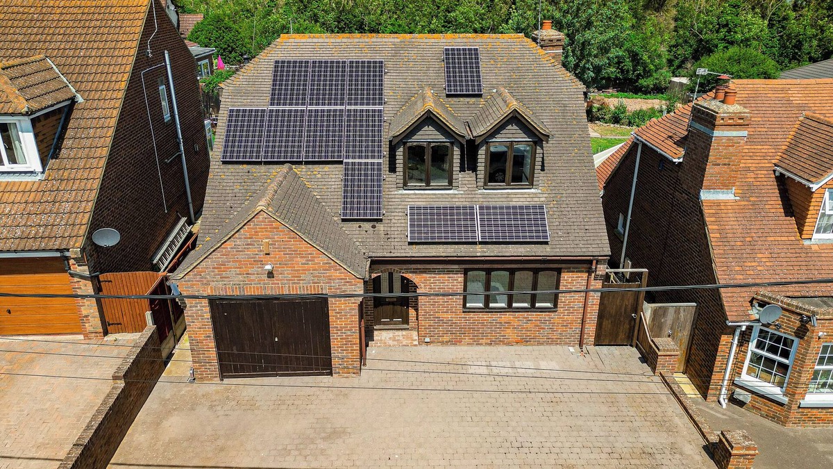 Sheerness House | Stunning Seaside House - Sea Views & Hot Tub - Few Minutes Walk to sea and Beach